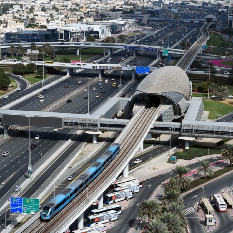 عودة خدمة التنقّل بالمترو بين محطتي مركز دبي للسلع المتعددة وابن بطوطة