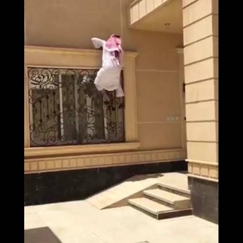 لحظة تسلق الشاب لمنزله من الفيديو
