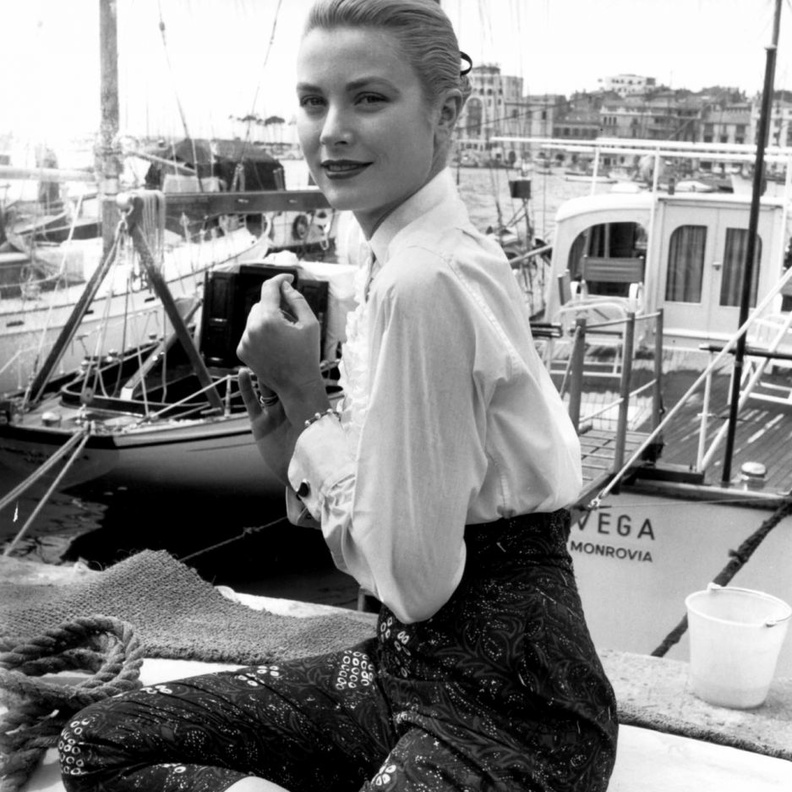 كيلي بدت كالأميرة في مهرجان كان السينمائي في عام 1955 وقبل عام واحد فقط من تحولها لأميرة حقيقية