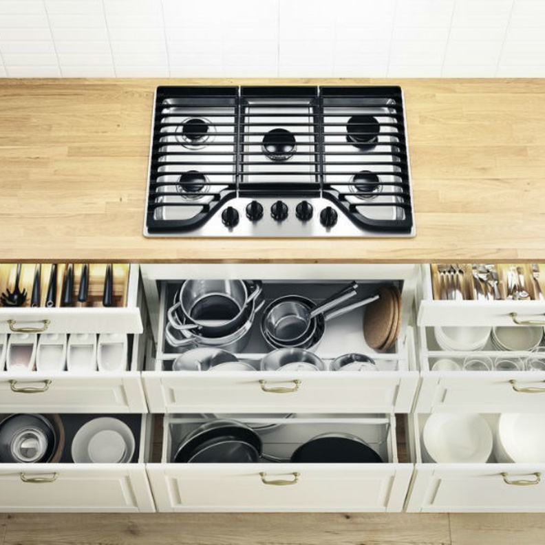 تقسيم مستلزمات المطبخ بحسب الجوارير المتوفرة