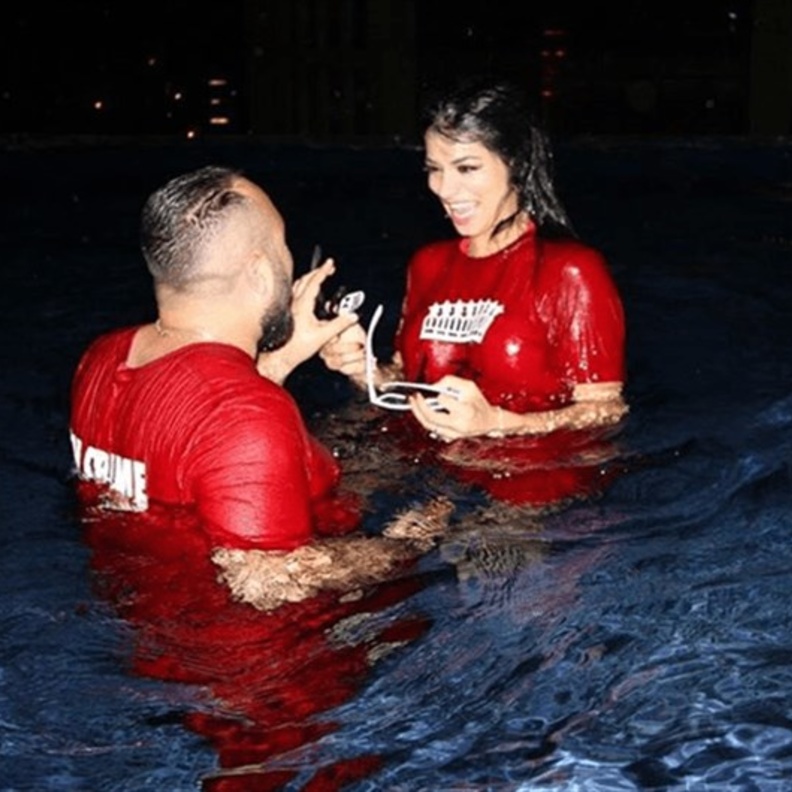 لقطة مميزة للعروسين في بركة السباحة