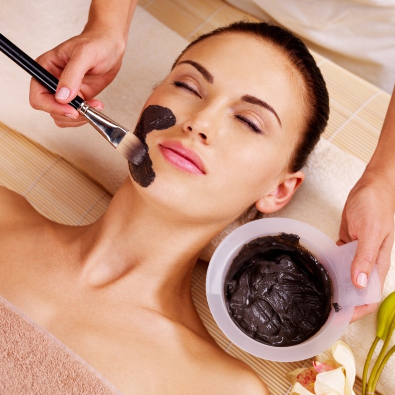 بشرة نضرة باستخدام ماسك الفحم