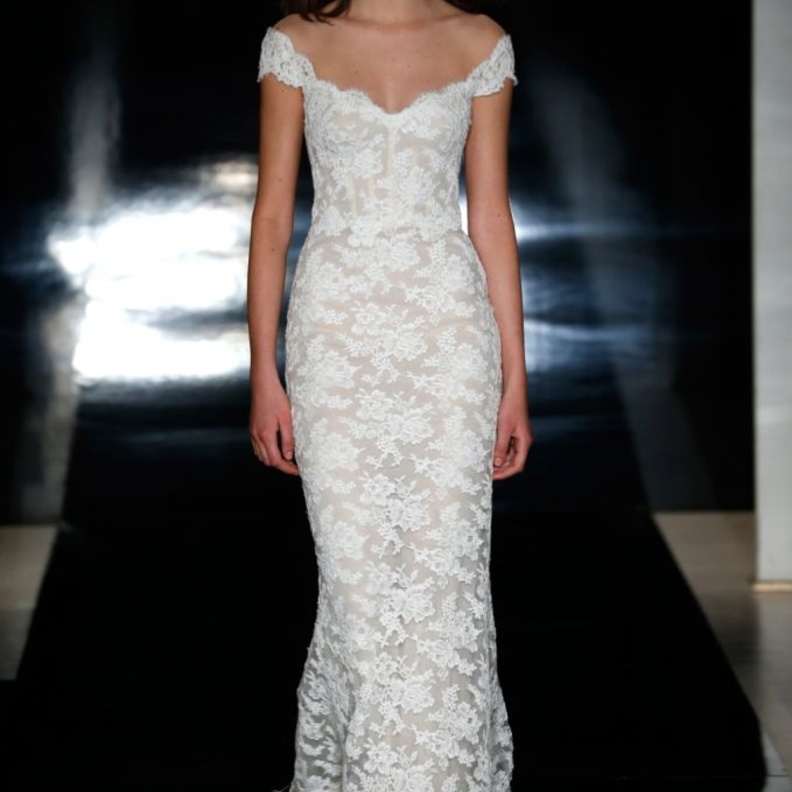 فستان عرس مكشوف الاكتاف من ريم عكرا