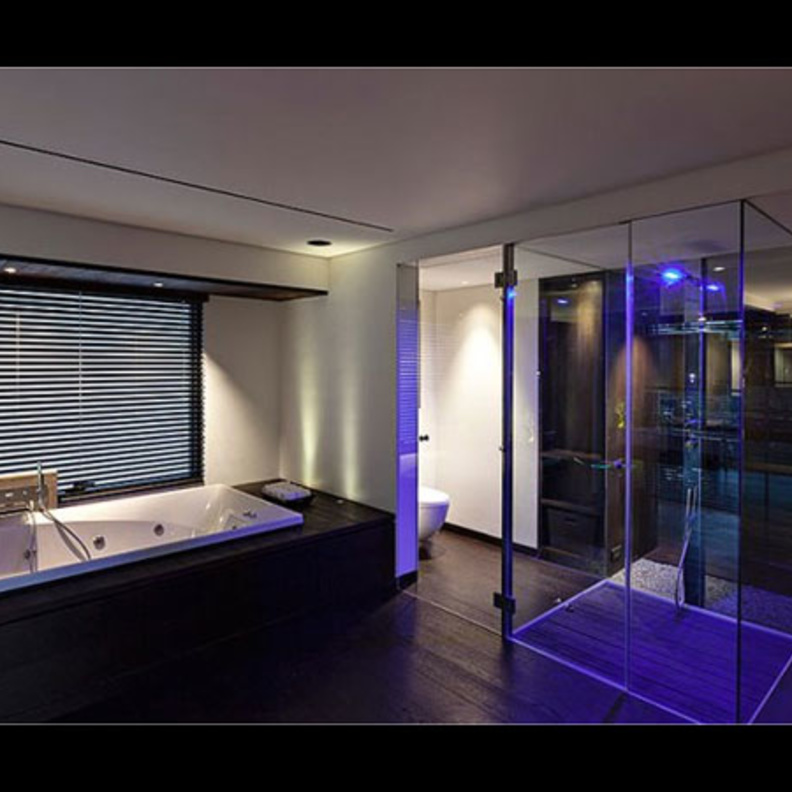 من داخل منزل جون ابراهام