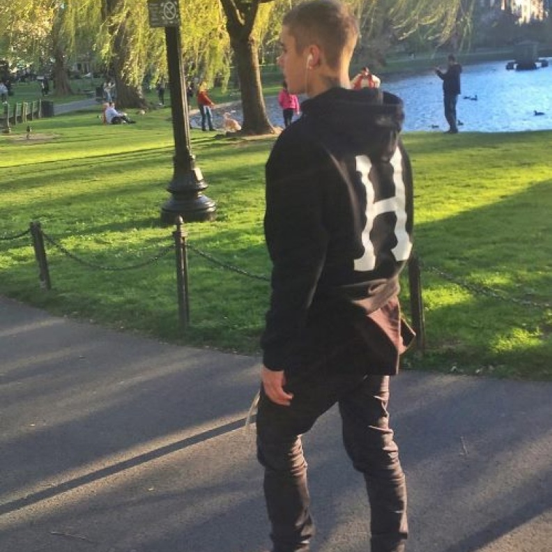 ترى ما الذي دفع النجم جاستين بيبر للتجول حافي القدمين في احدى حدائق بوسطن؟