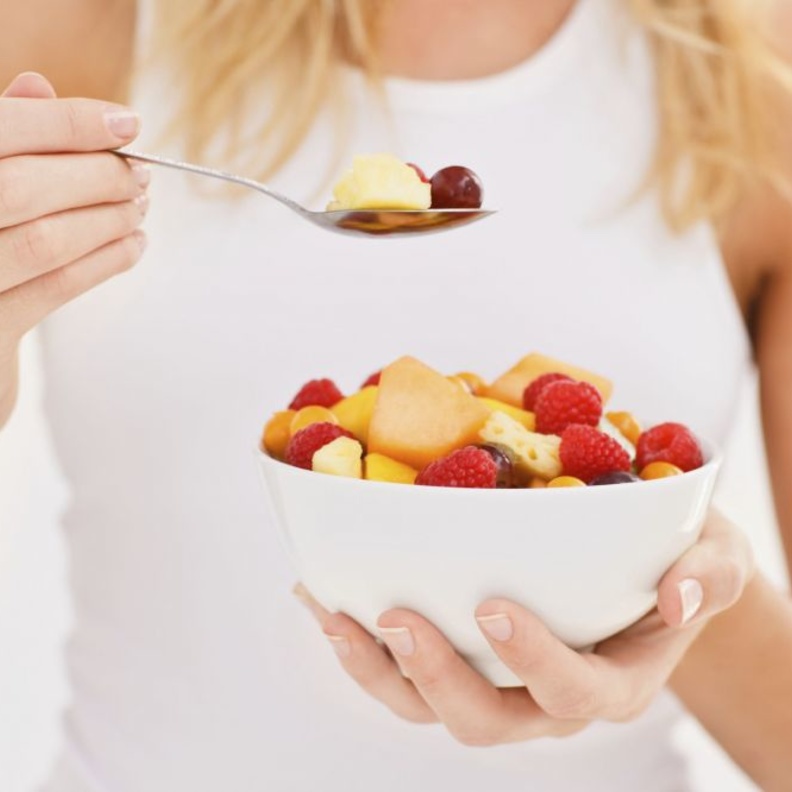 من الاخطاء تناول الفواكه بعد الافطار مباشرة 