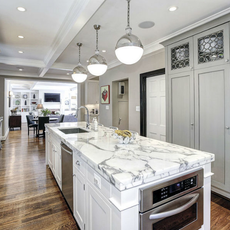 المطبخ ذو التصميم الابيض والطاولة (الجزيرة)