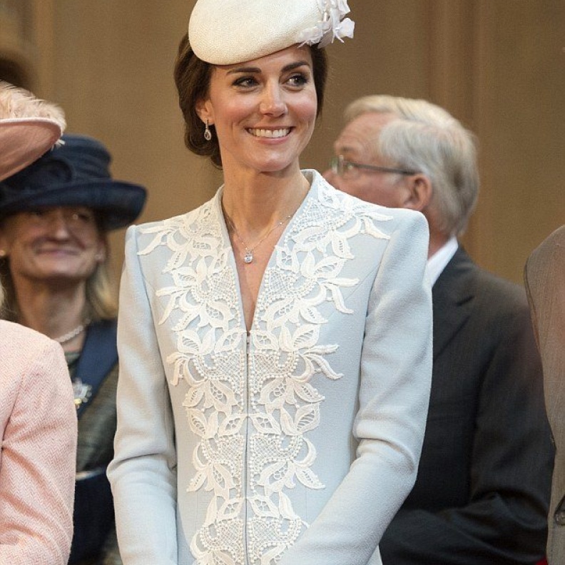 كيت ميدلتون تبدو غاية في الأناقة خلال احتفال خاص بالعائلة المالكة بعيد ميلاد الملكة اليزابيث
