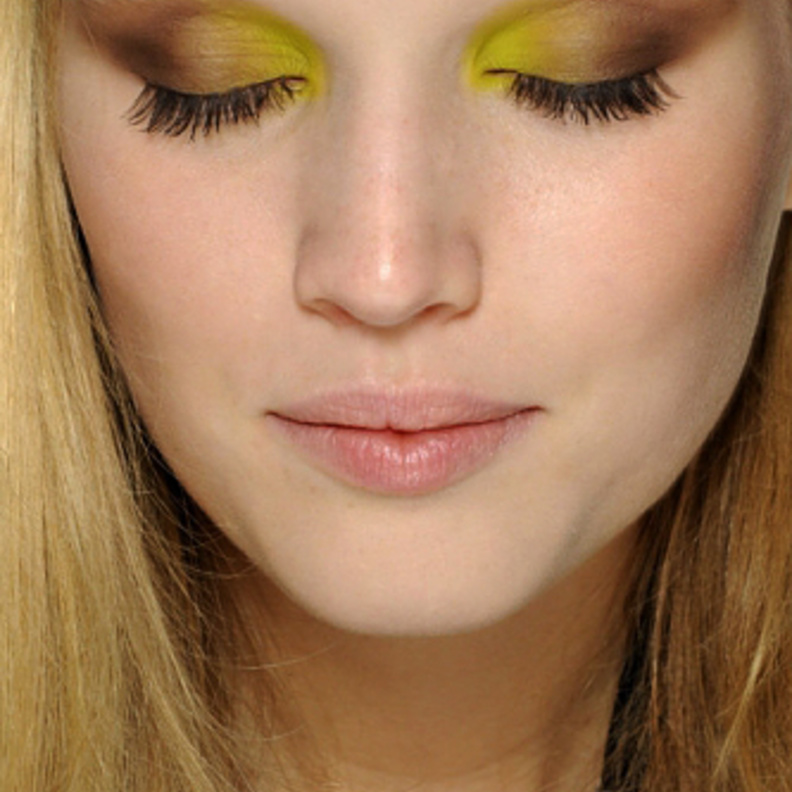 مزيج بين البني والأصفر على عينيك