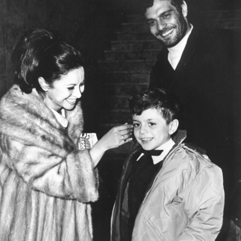 طارق عمر الشريف مع والديه