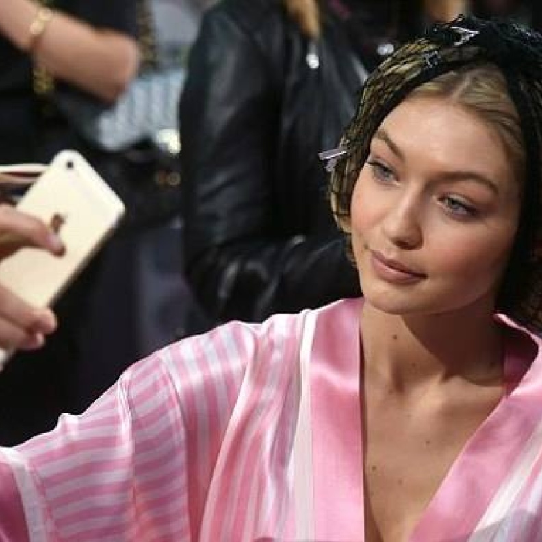 جيجي حديد تلتقط صورة سيلفي قبل عرض فيكتوريا سيكرت