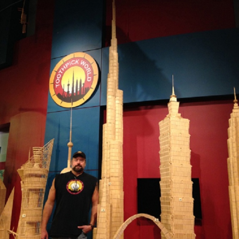 بالصور: نحات يدخل موسوعة غينيس بهيكل برج خليفة