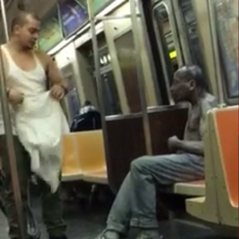 فيديو مؤثر: أعطى مشرّداً يرتجف من البرد قميصه في قطار نيويورك 