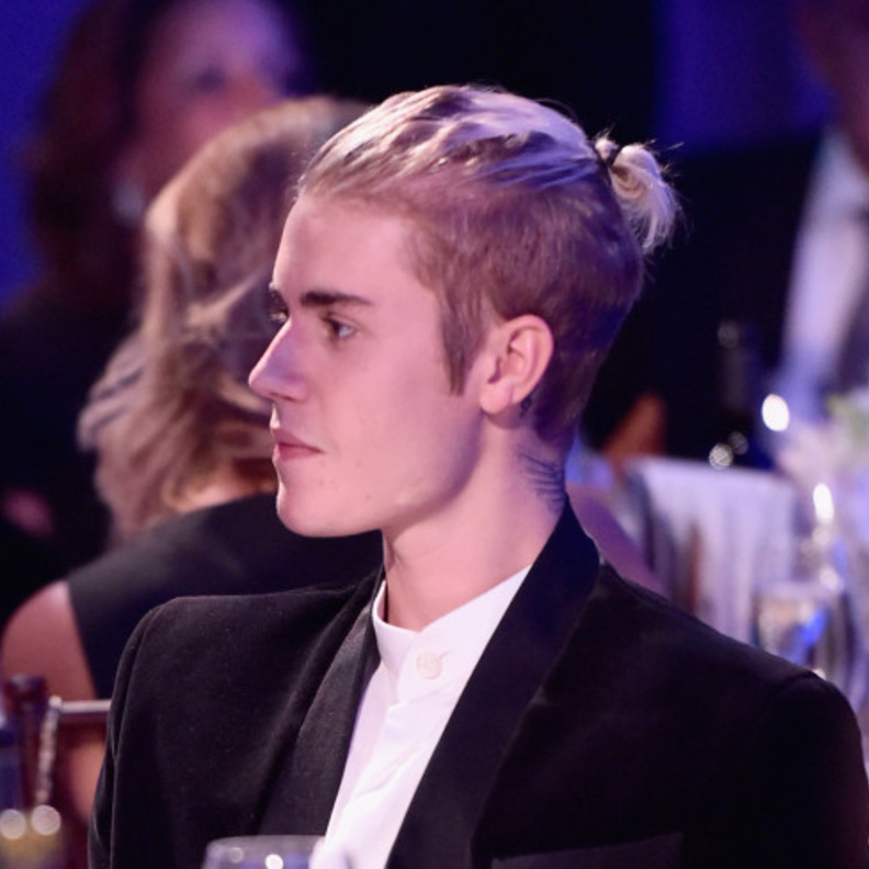 جاستين بيبر ينتزع المركز الأول من أديل 