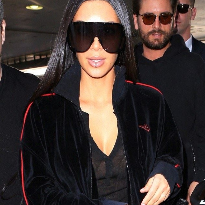 كيم كارداشيان تُعيد إحياء موضة قرط الشفاه في إطلالتها الأخيرة أثناء توجّهها إلى دبي