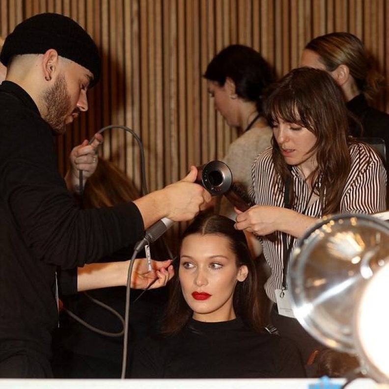 بيلا حديد خلال تحضيرات الشعر والمكياج قبل انطلاق عرض أزياء براندون ماكسويل خلال أسبوع الموضة في نيويورك 