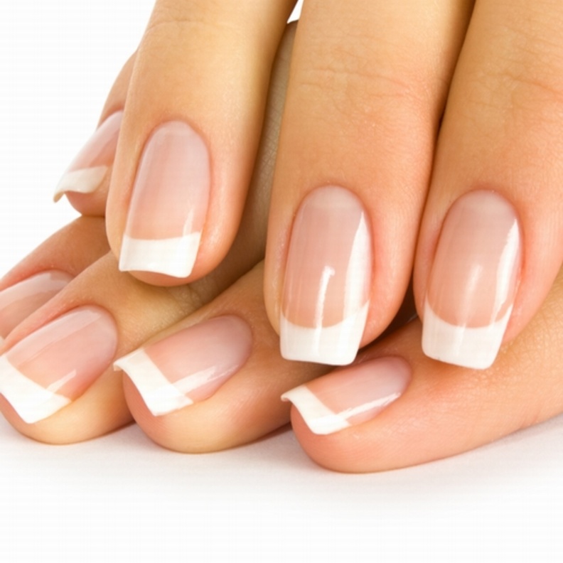 بهذه الوصفات تخلصي من البقع البيضاء على الاظافر