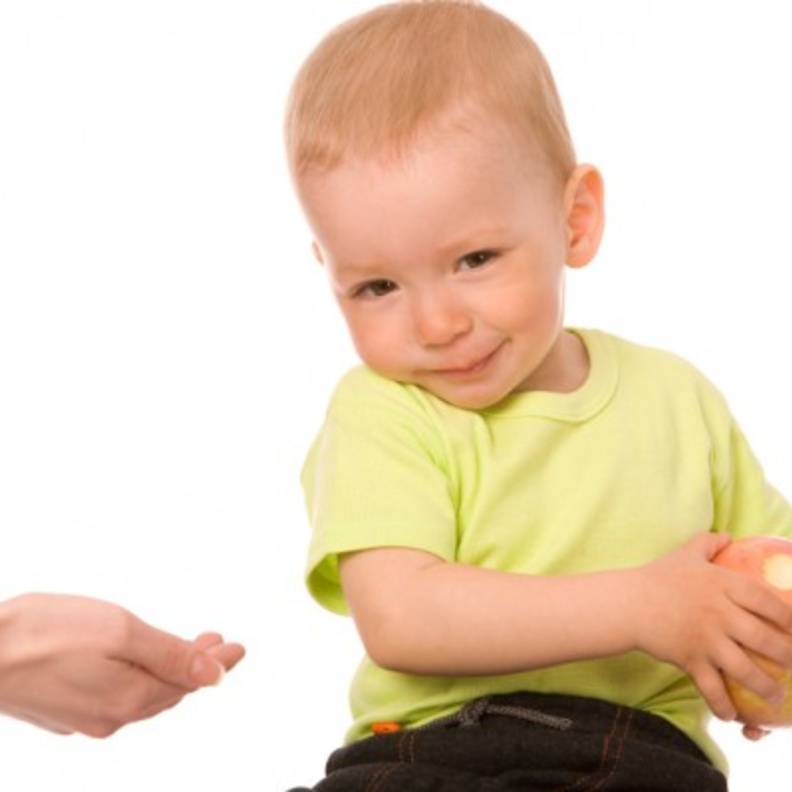 كيف تتعاملين مع الطفل البخيل؟