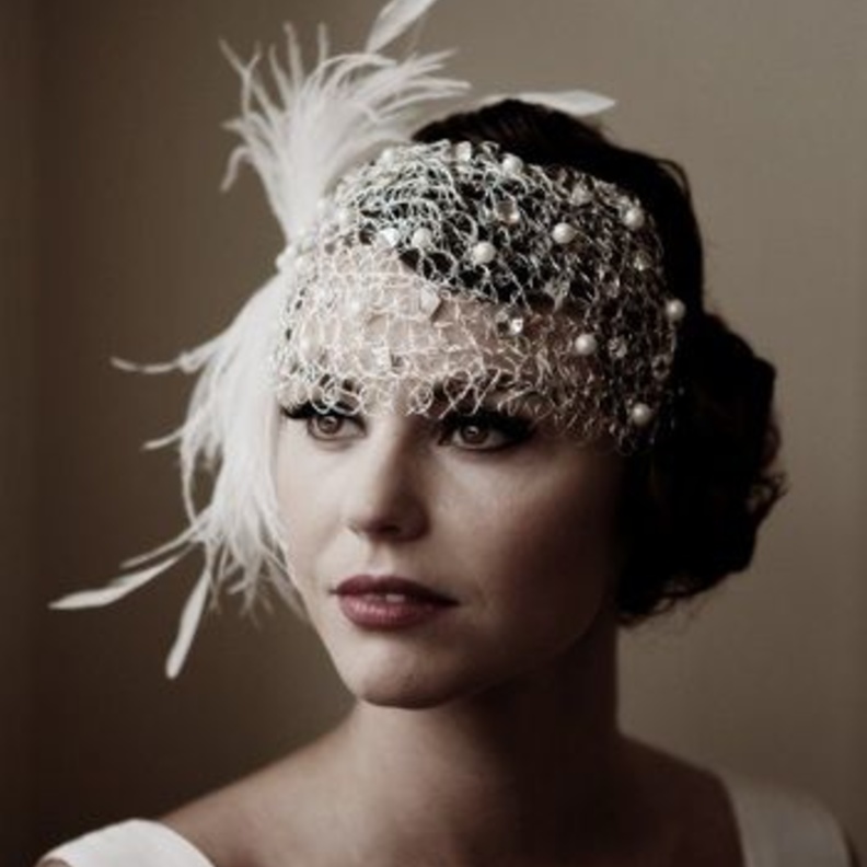 زيني رأسك بالريش لاطلالة مستوحاة من العشرينيات