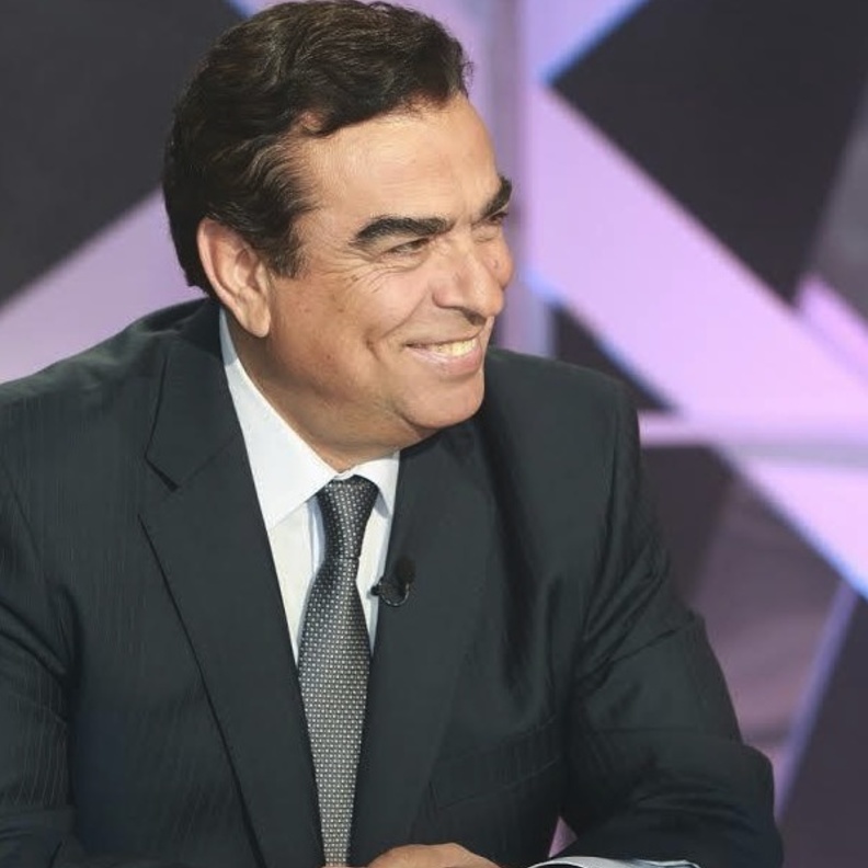 جورج قرداحي يتألق ببدلة رمادية مع ربطة عنق رمادية 