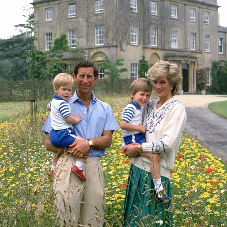 الاميرة ديانا الغائبة الحاضرة في منزل تشارلز المفضل