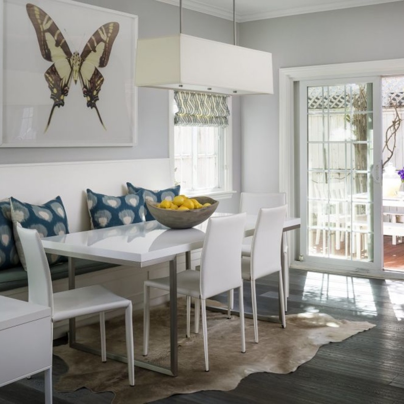 الفراشة تشبه صاحبة المنزل فوق مائدة الطعام بالمطبخ