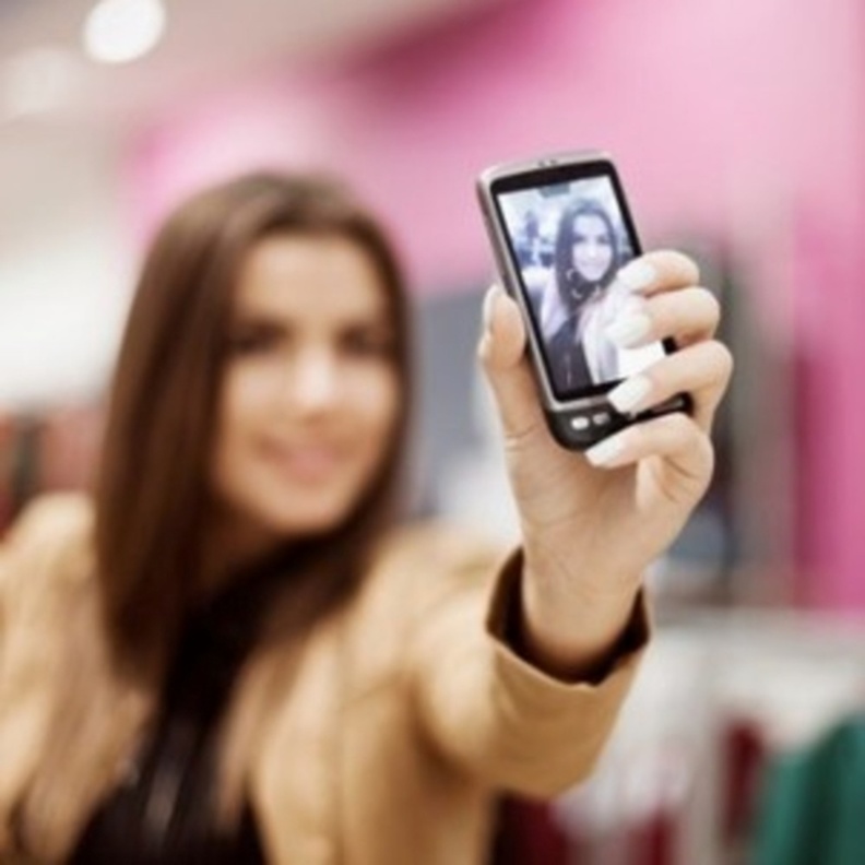 مصرع طبيبة تحت اقدام فيل بسبب سيلفي