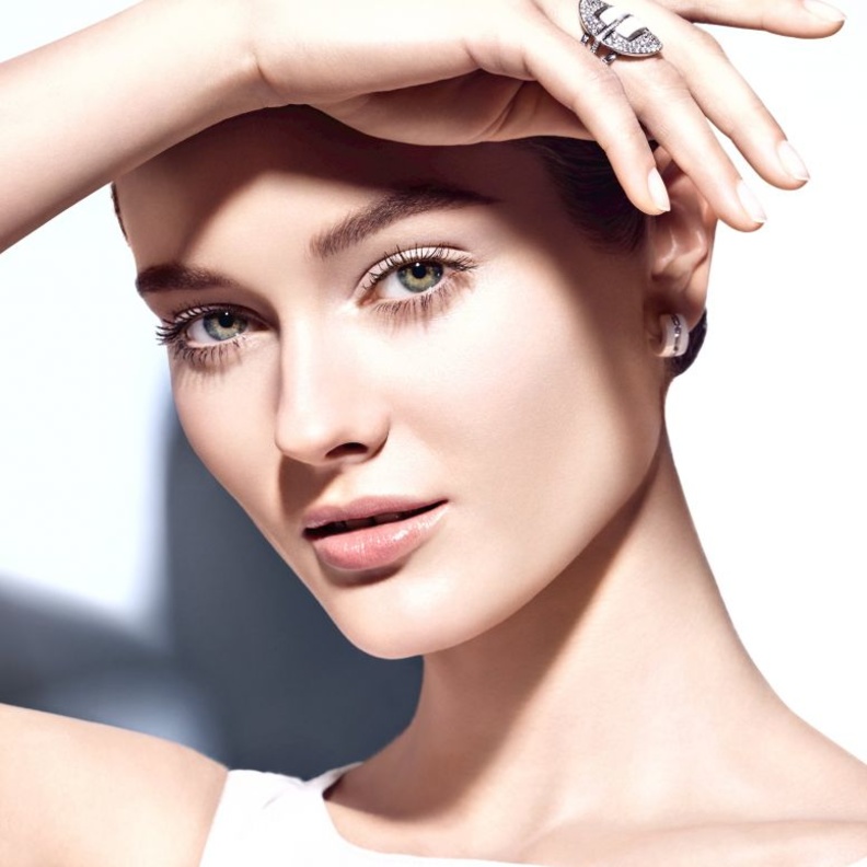 بشرة محمحية مع UV Essentiel من Chanel