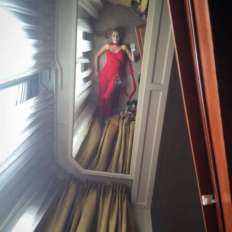 بليك ليفلي تنشر صورة سيلفي غريبة لها خلال مهرجان كان السينمائي