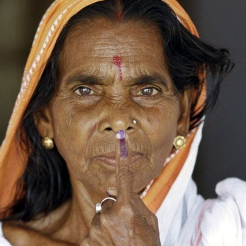 عجوز تلد طفلها الاول