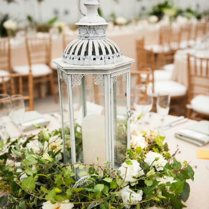 تنسيقات انيقة تزاوج الزهور بالفوانيس