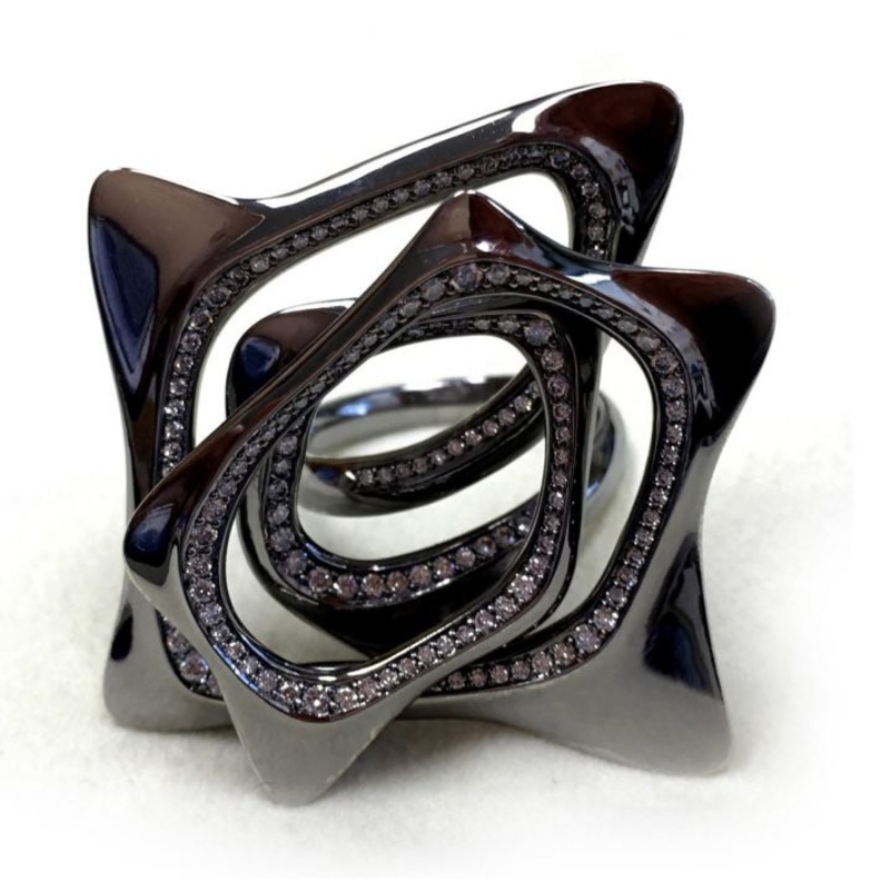 خاتم vortexمن تصميم زها حديد من الذهب و الألماس 