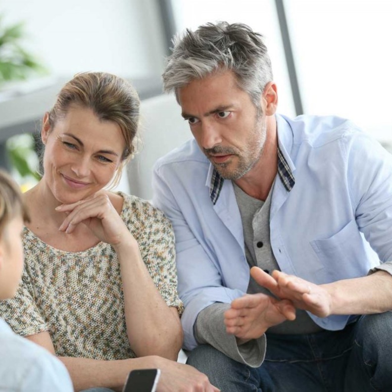 استماع الوالدين باهتمام لشكاوي الطفل ونقلها لإدارة المدرسة لتفادي الاضطرابات النفسية منها فيما بعد