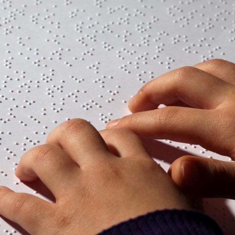 السياحة السعودية أعتمدت لغة "برايل" على بطاقات موظفيها