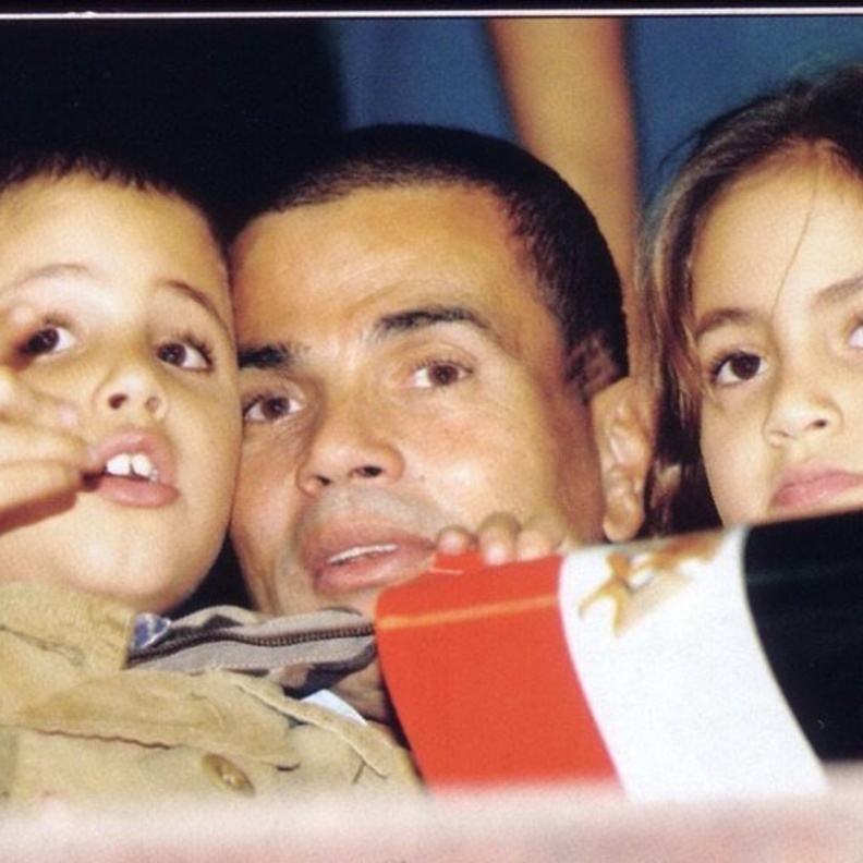 عمرو دياب مع أبنائه