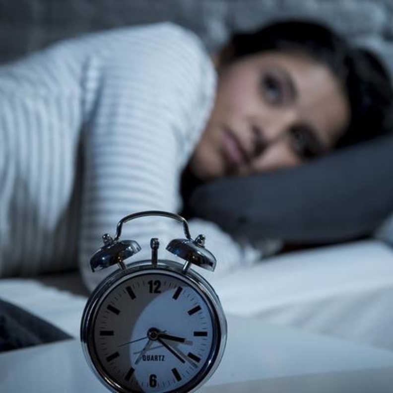 شعورك الدائم بالتوتر وإصابتك باضطرابات النوم كفرط النوم أو الإصابة بالأرق تؤكد على إصابتك بالتوتر.