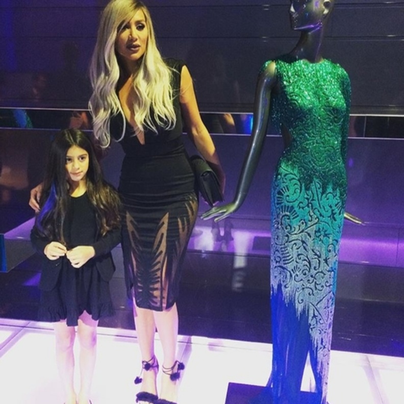 اطلالتان أنيقتان بالأسود لمايا دياب وابنتها