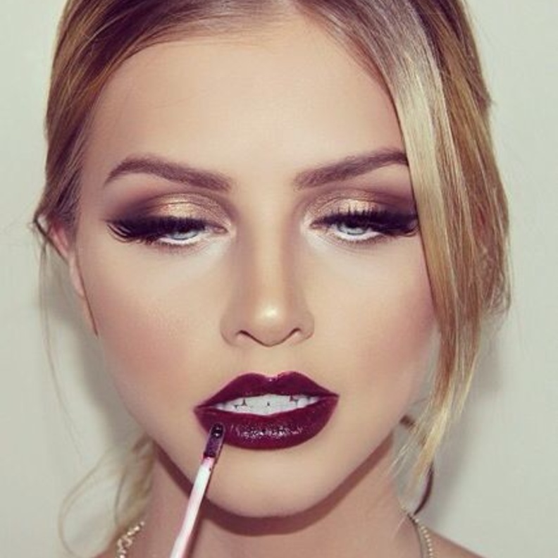 القليل من البودرة المطلقة مع الحمرة الداكنة