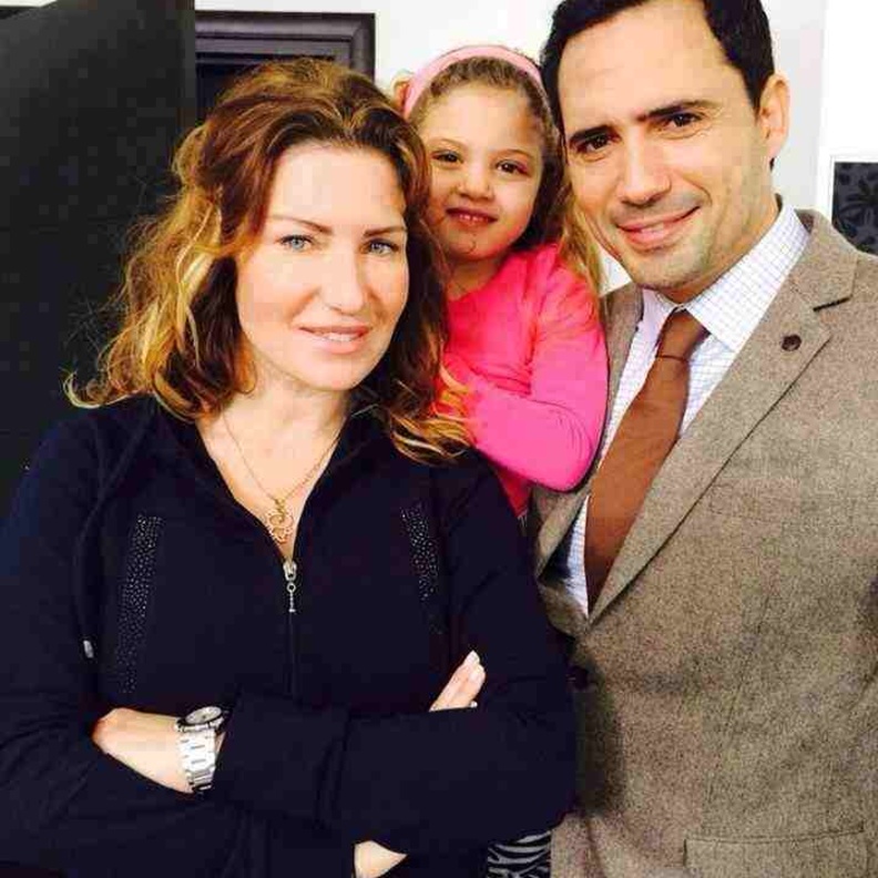 ظافر مع ابنته ياسمين وزوجته