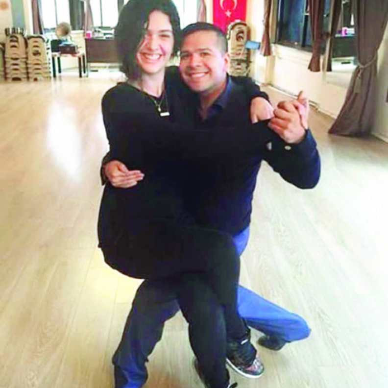 برجوزار كوريل أثناء تلقيها تدريبات رقصة التانغو