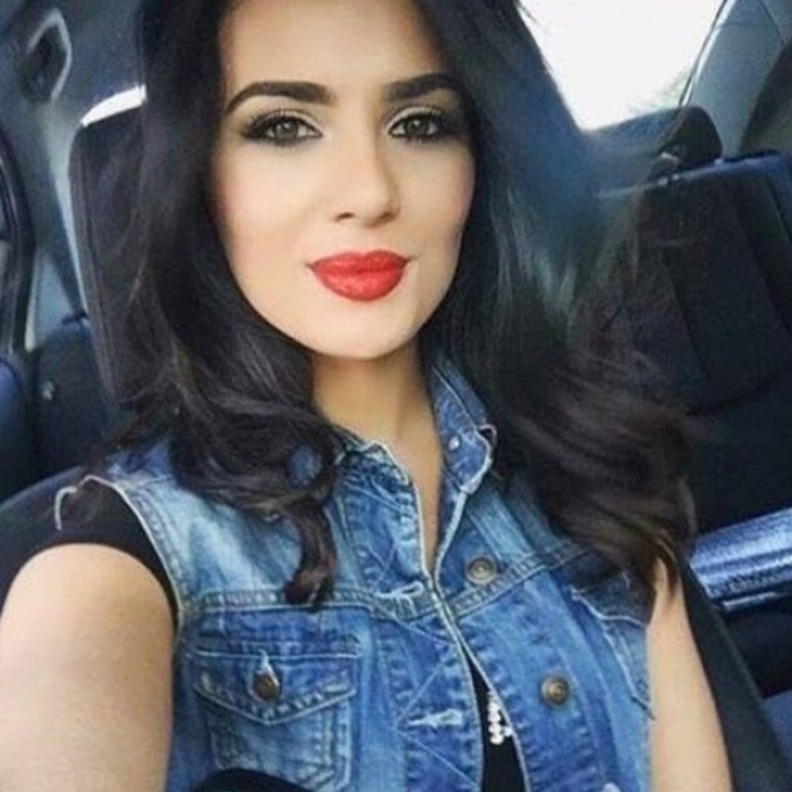 لينا قيشاوي بالشعر الأسود