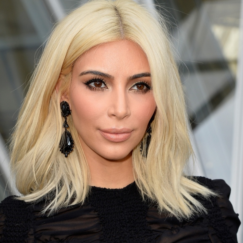 الشعر الأشقر مع التسريحة القصيرة