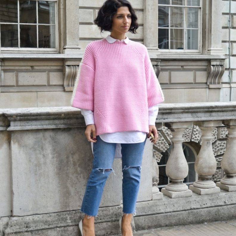 نسقي بين توب باللون الزهر مع سروال الجينز الأزرق