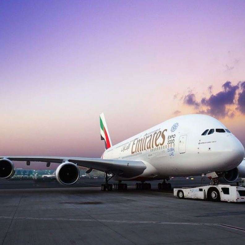 عروض الطيران في الإمارات بمناسبة يوم الحب