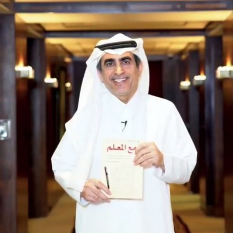 عزام الدخيل مع كتابه 