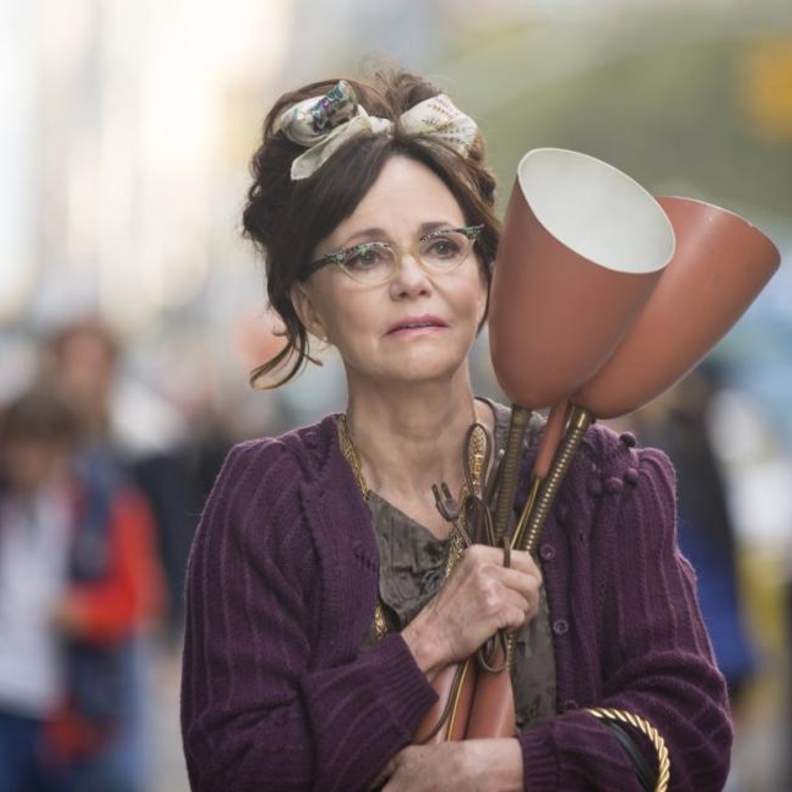 اداء سالي فيلدز عكس شخصية محببة ومليئة بالمشاعر يجعلك تتعاطف كثيرا مع شخصية دوريس