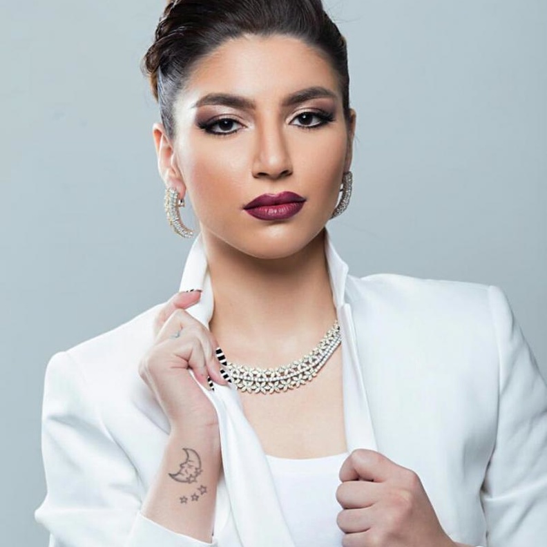 طقم من تصميم منى الحسن