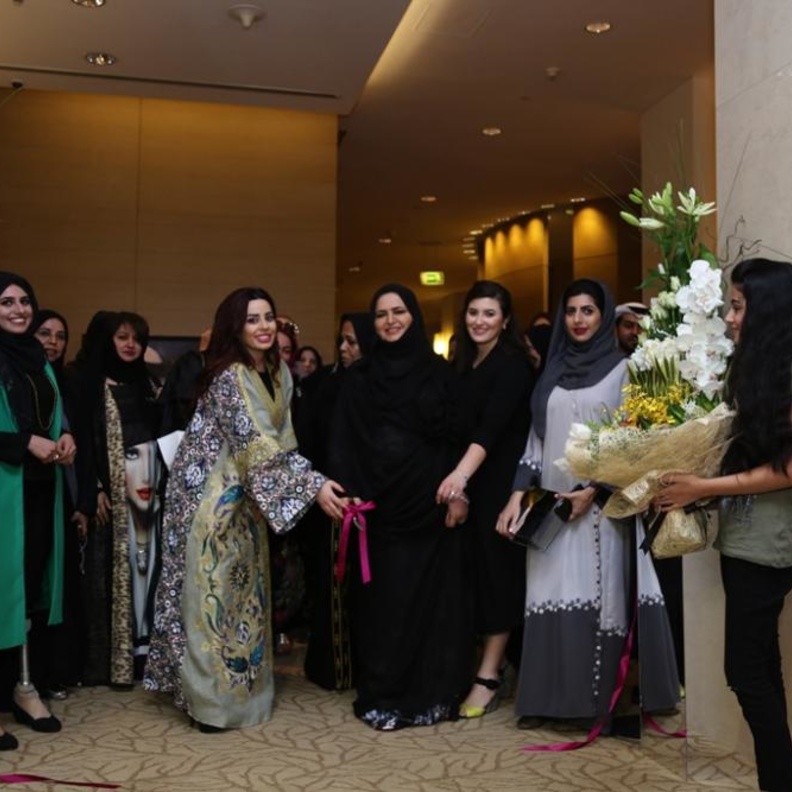 صورة جماعية تجمع الشيخة فاطمة بنت حشر وزينب اسكندر ودلال البحراني مع مجموعة من الرعاة والمشاركين في معرض ألماس بازار