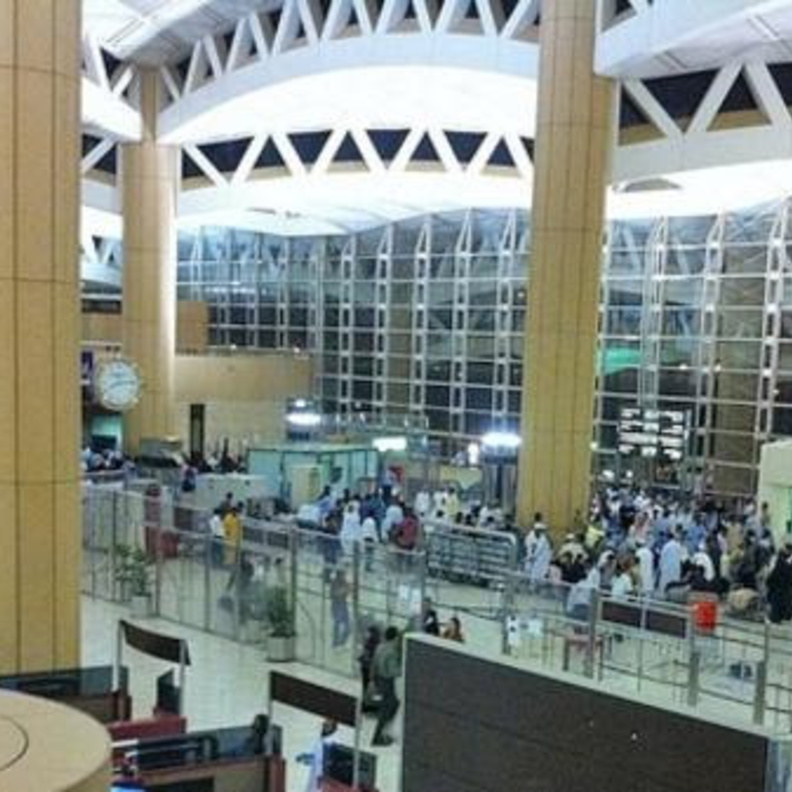 تخفيف ازدحام المسافرين في المطار
