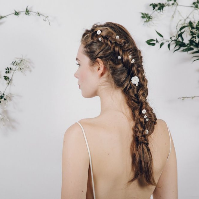 زهور طبيعية صغيرة بين خصلات موديل الصفيرة